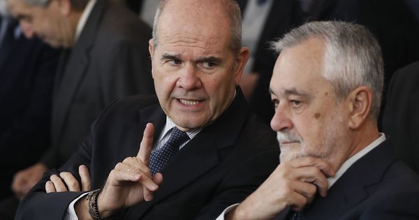 Foto: Los expresidentes socialistas Manuel Chaves (i) y José Antonio Griñán (d). (EFE)