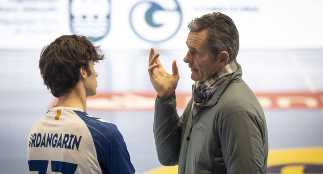 Iñaki Urdangarin habla con su hijo Pablo en Irún. (EFE/Javier Etxezarreta) 