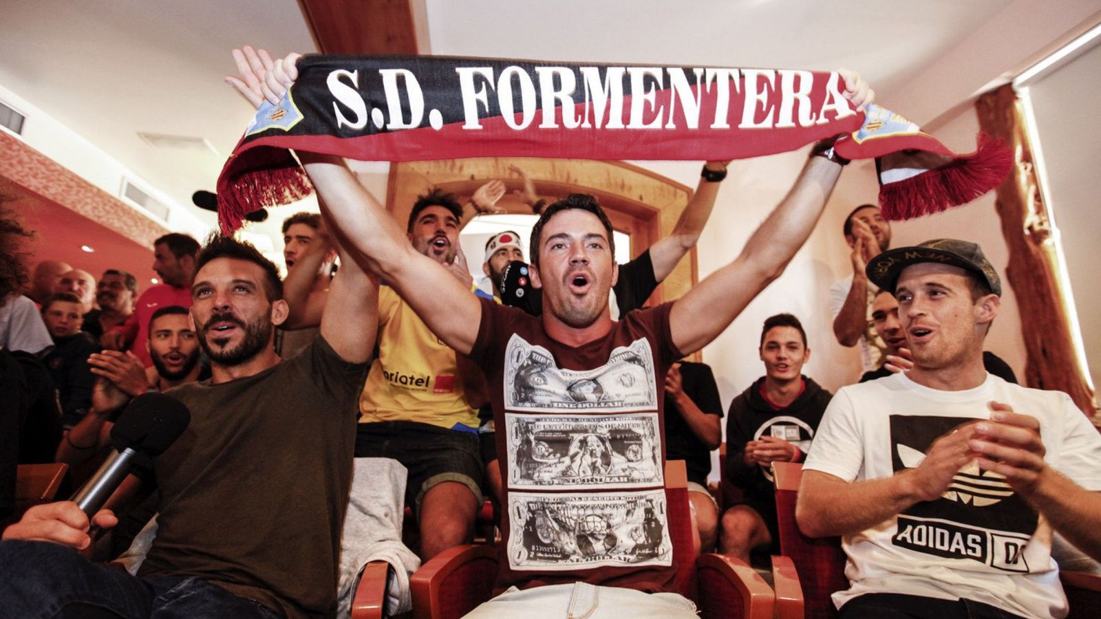Foto: Jugadores del Formentera celebran el emparejamiento con el Sevilla en la Copa del Rey (EFE)