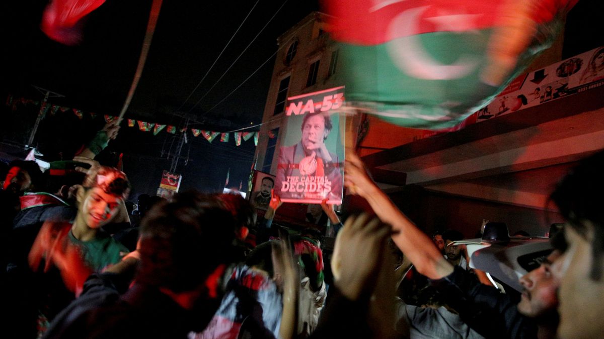 Imran Khan, el "candidato del ejército", proclama su victoria electoral en Pakistán