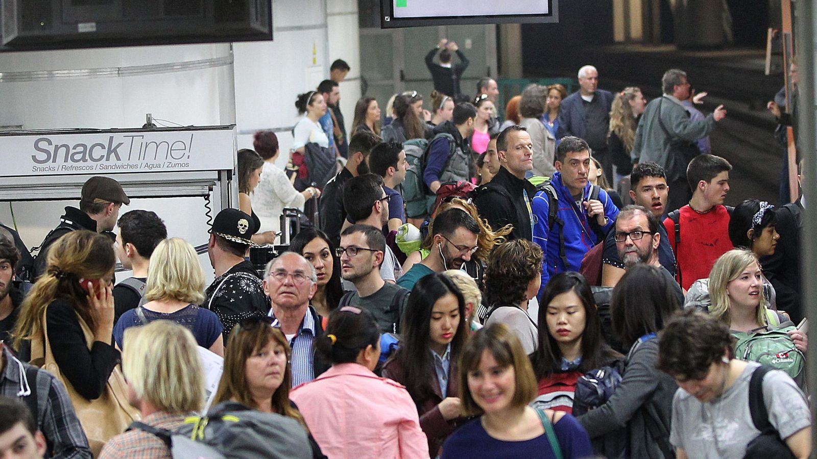 Foto: Miles de usuarios esperan en las vías por una avería  Rodalies. (Efe)