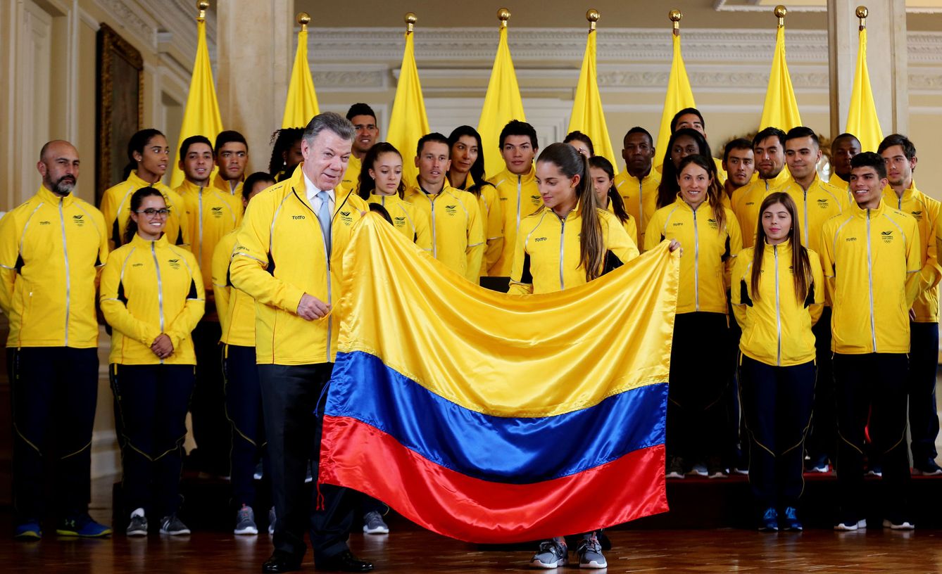 Juan Manuel Santos recibe a los deportistas colombianos que participaron en los Juegos Bolvarianos. (EFE)