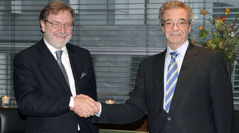 El presidente de Telefónica, César Alierta (d), estrecha la mano a Juan Luis Cebrián. (EFE)