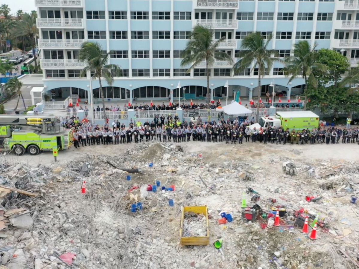 Foto: Equipo de rescate en Champlain Towers South (Miami-Dade Fire Rescue/Reuters)