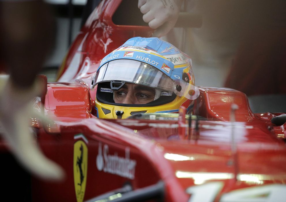 Foto: Fernando Alonso en el circuito de Marina Bay (AP).