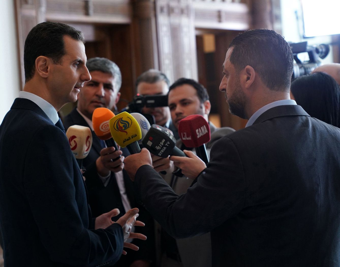 El presidente sirio Bashar Al Assad habla con la prensa en Damasco, el 4 de marzo de 2018. (SANA/EFE) 