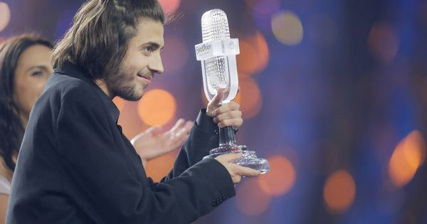 Foto:  Salvador Sobral recogiendo el premio de Eurovisión 2017. (Gtres)