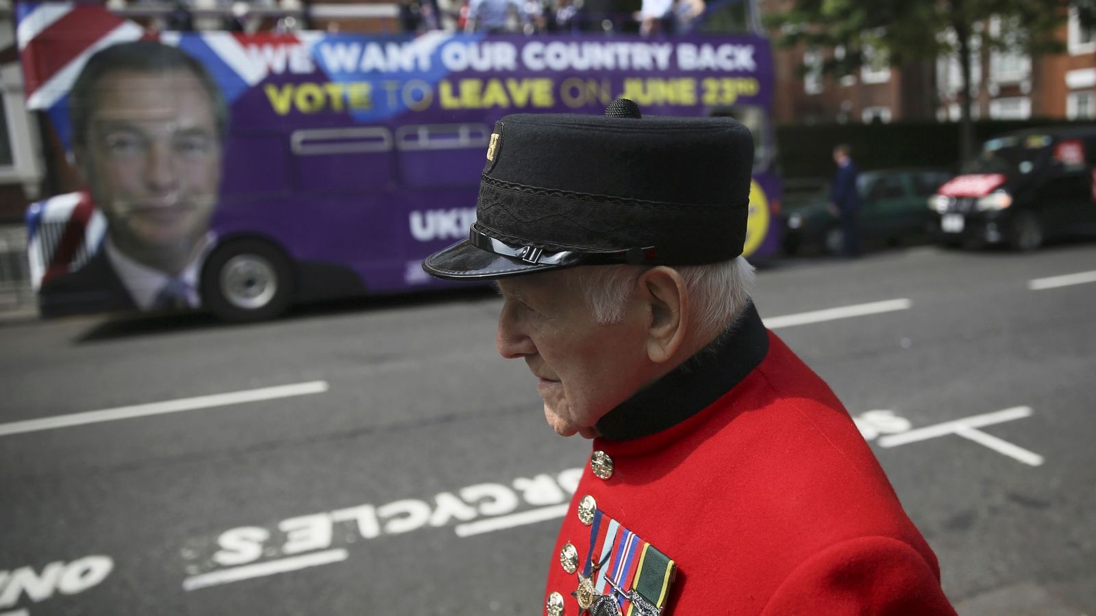 Foto: Un pensionista de Chelsea pasa delante del autobús de propaganda del partido euroescéptico UKIP, partidario del 'Brexit', el 28 de mayo de 2016 (Reuters)