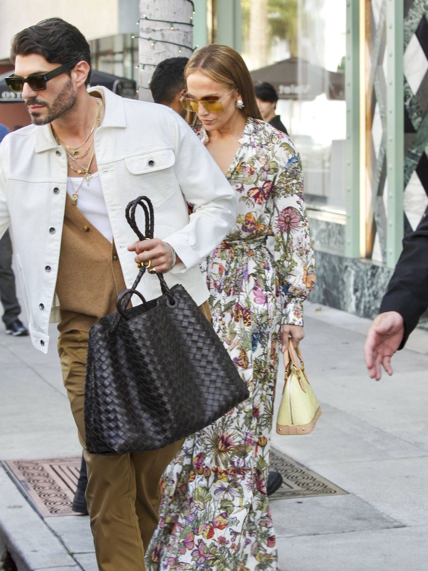 Jennifer López, tras comprar en Gucci. (Gtres)