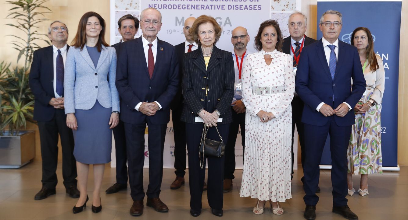 La reina Sofía posa para la foto de familia del congreso en Málaga. (EFE)