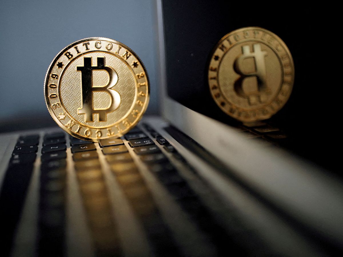 Foto: Una representación de bitcoin en una imagen de archivo. (Reuters/Benoit Tessier)