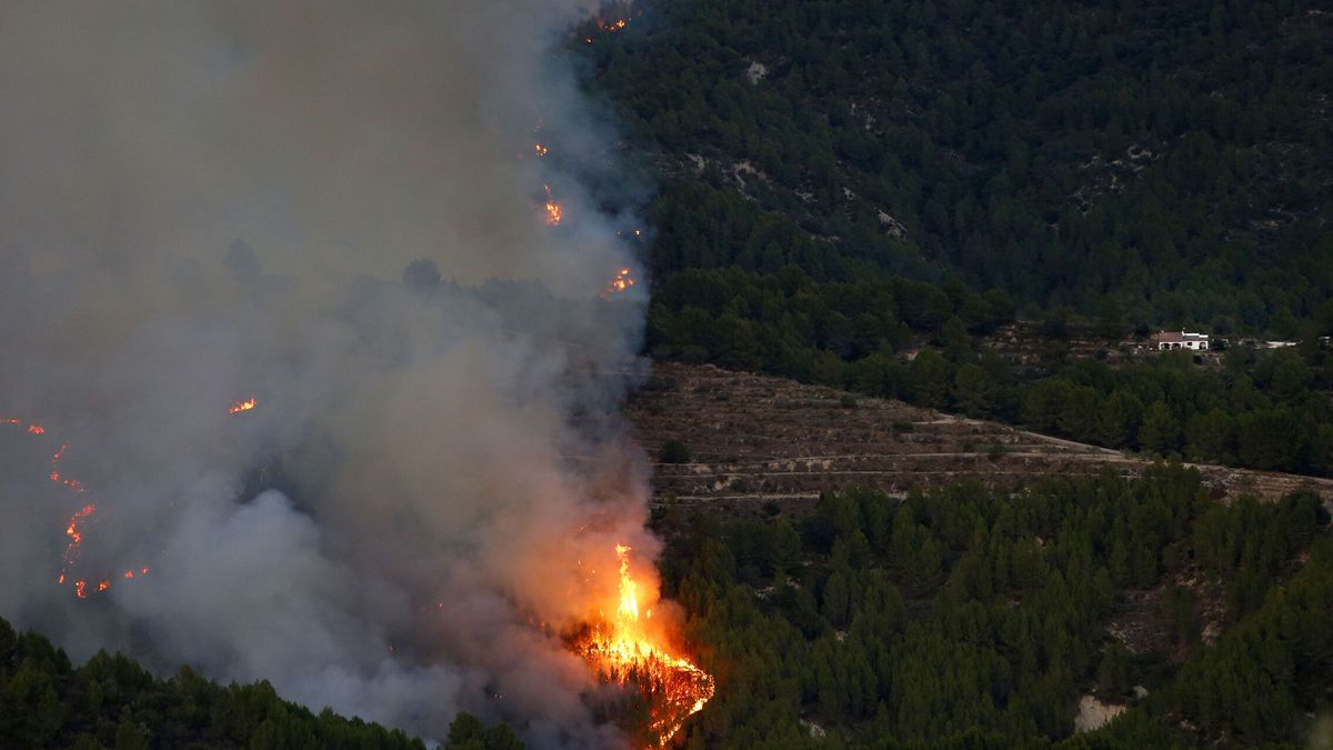 Un incendio "sin control" en Tárbena (Alicante) obliga a desalojar a 180 vecinos y deja tres bomberos heridos