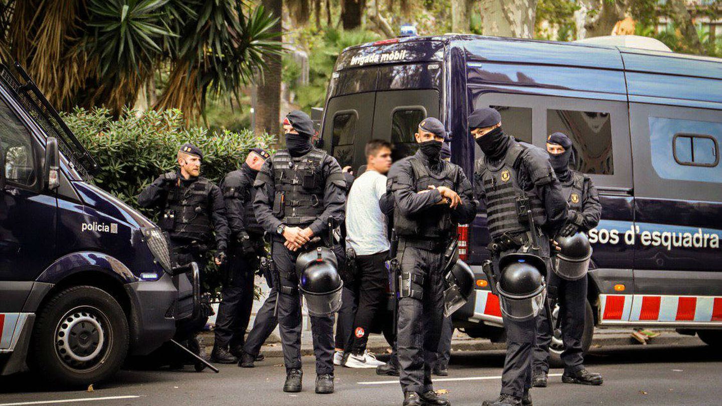 El detenido en Via Laietana por los ataques a la Jefatura Superior de Policía de Cataluña, en una imagen difundida por Anonymous. 