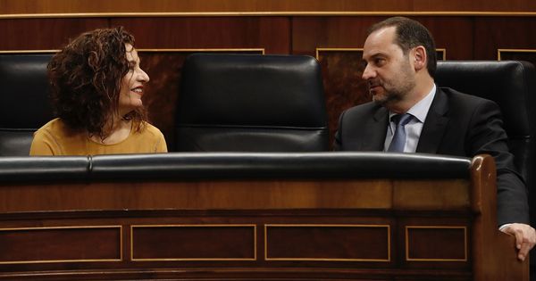 Foto: Los ministros de Hacienda y Fomento, María Jesús Montero y José Luis Ábalos, este 22 de enero en el pleno del Congreso. (EFE)