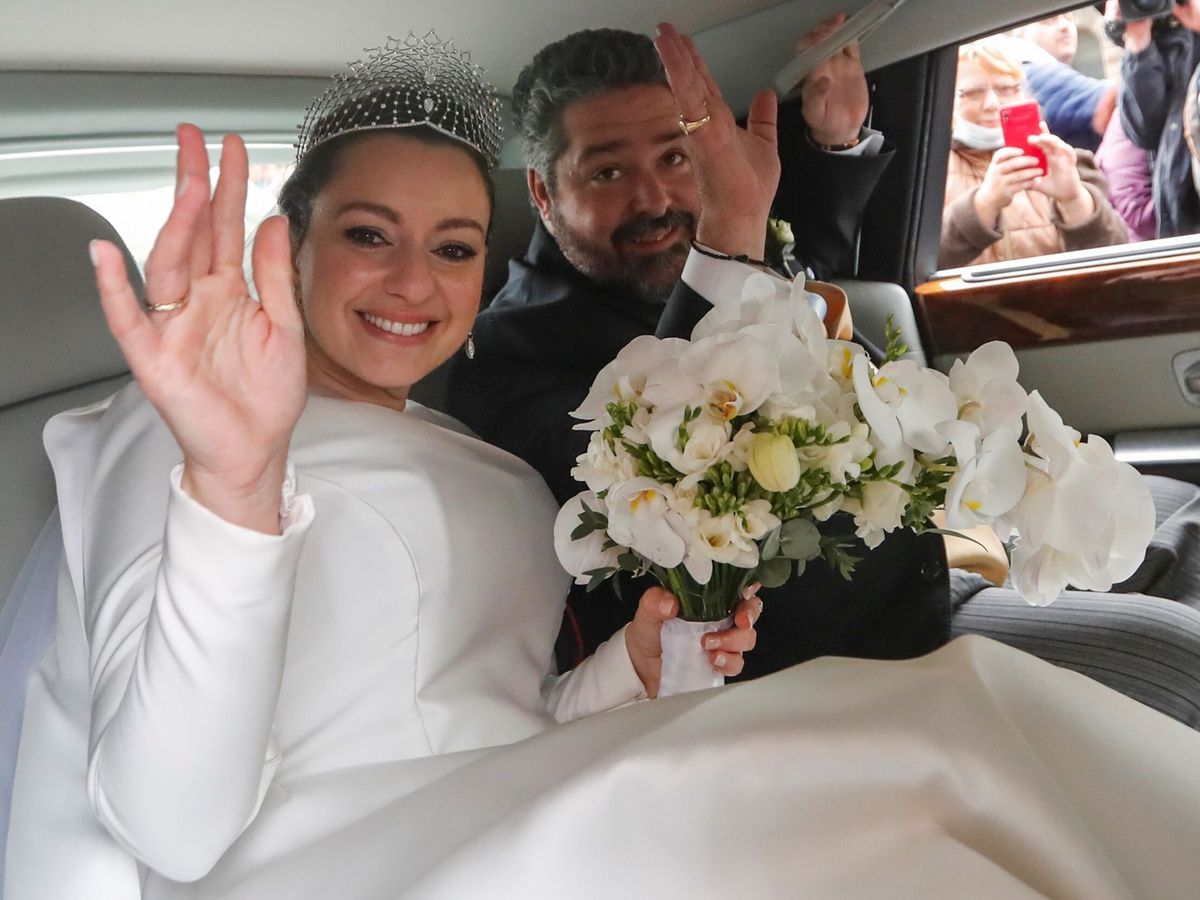 Foto: Los recién casados, en el coche nupcial. (Reuters)