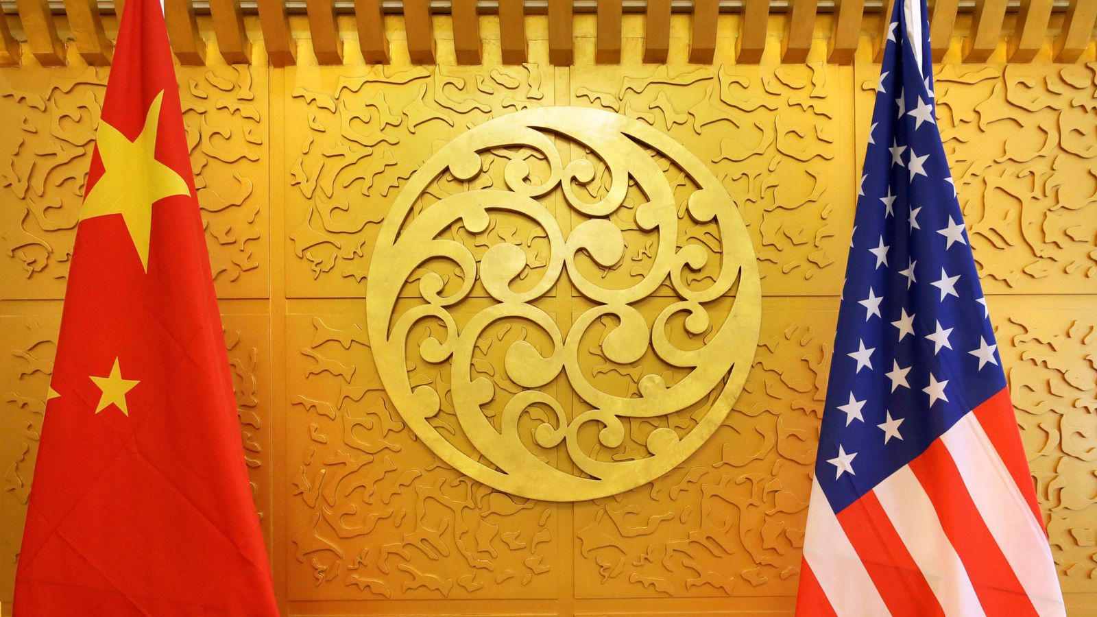 Foto: Las banderas de China (izquierda) y EEUU (derecha) en Pekín (China). (Reuters)