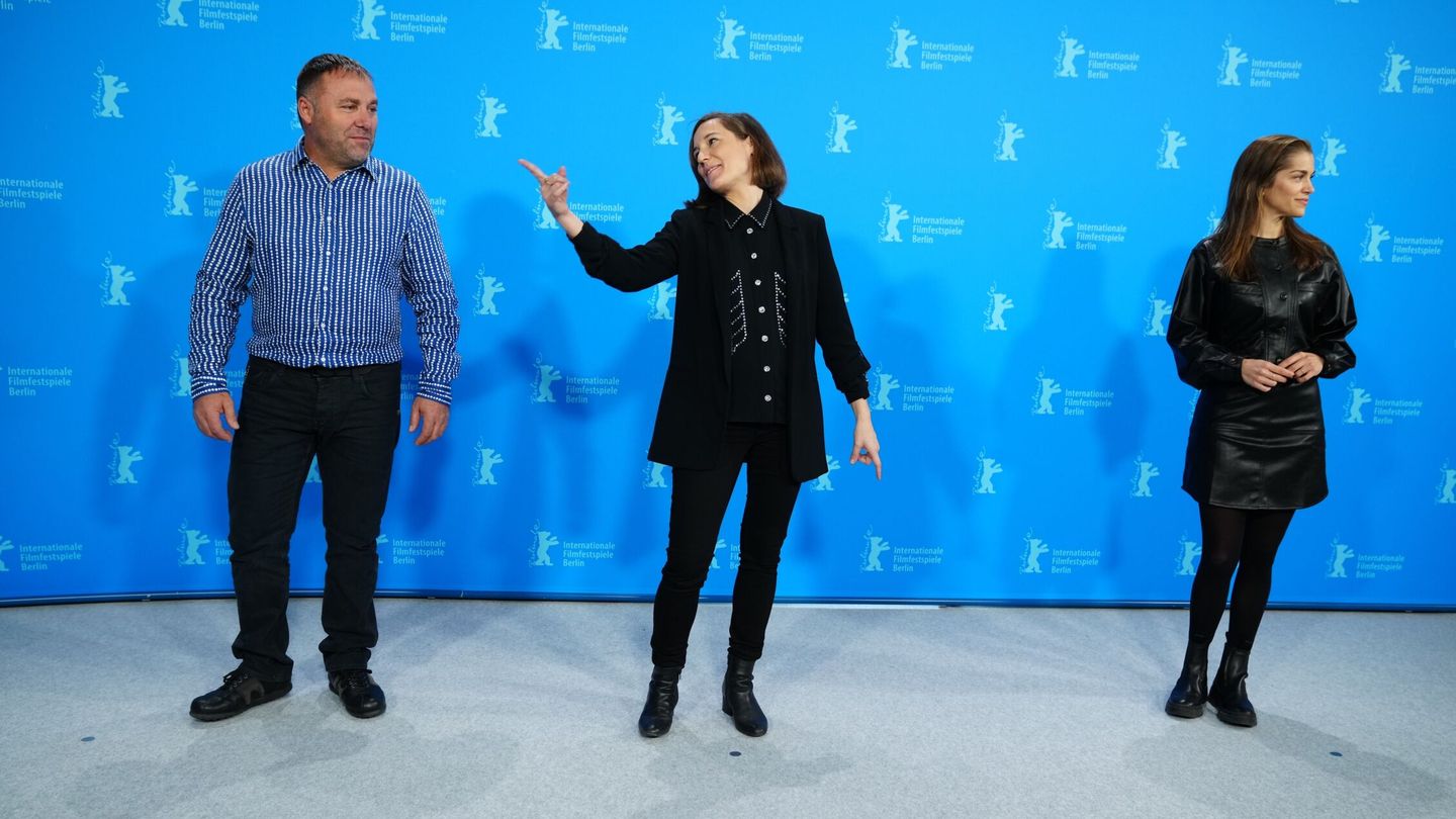 La directora Carla Simon, con Jordi Pujol Dolcet y la productora Maria Zamora en la presentación de 'Alcarrás' en el Festival de Cine de Berlín. (EFE/EPA/Clemens Bilan)