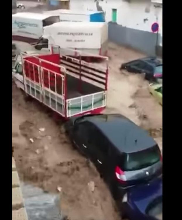Foto: La riada arrastra a los coches en Granada. (Youtube)