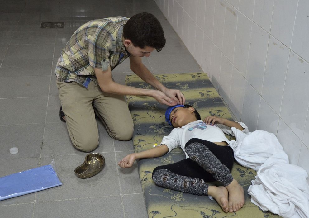 Foto: Un chico afectado por el presunto ataque neurotóxico recibe atención médica. (Reuters)
