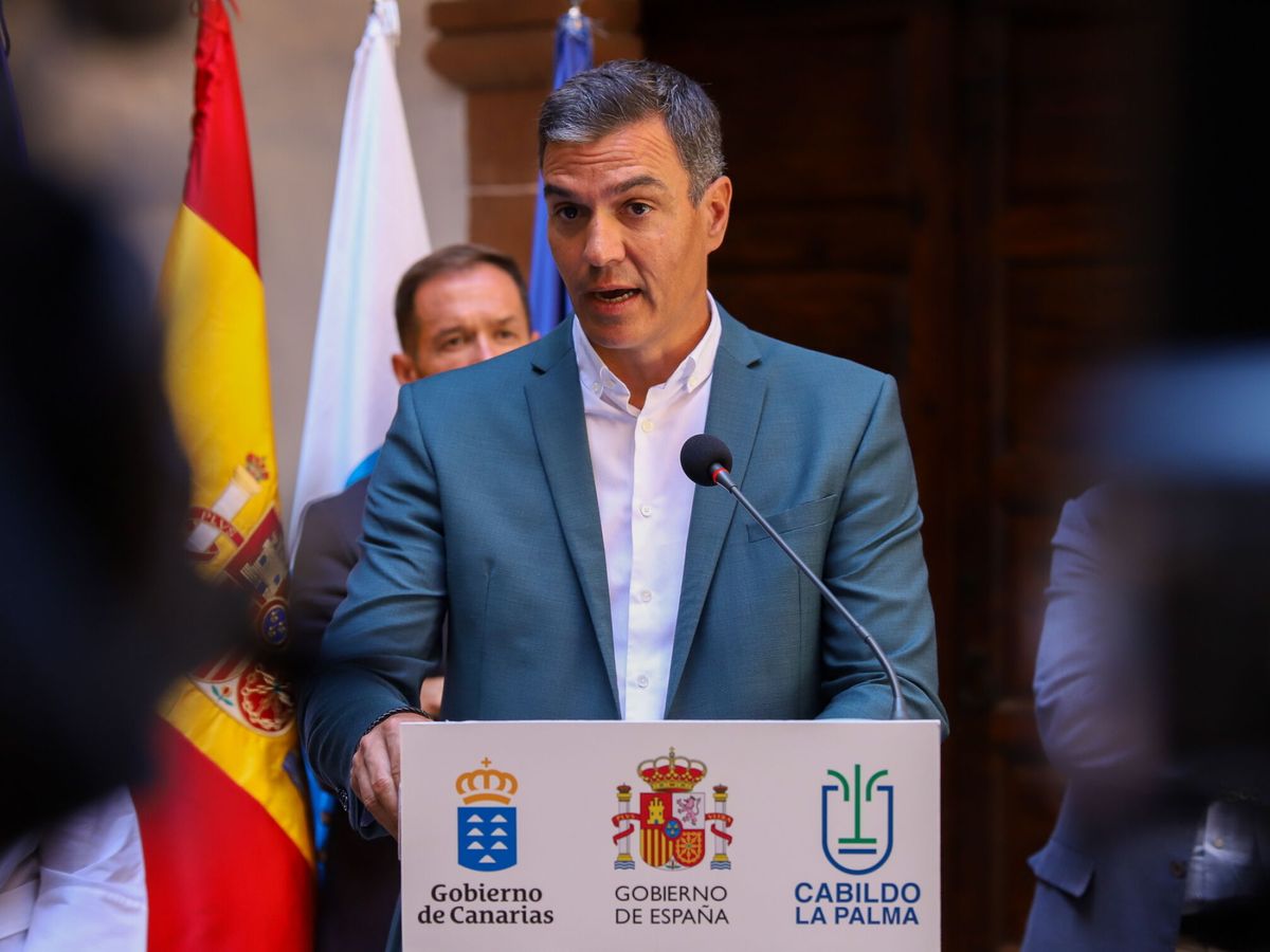 Foto: El presidente del Gobierno, Pedro Sánchez, en una visita a La Palma. (EFE/Luis G. Morera)