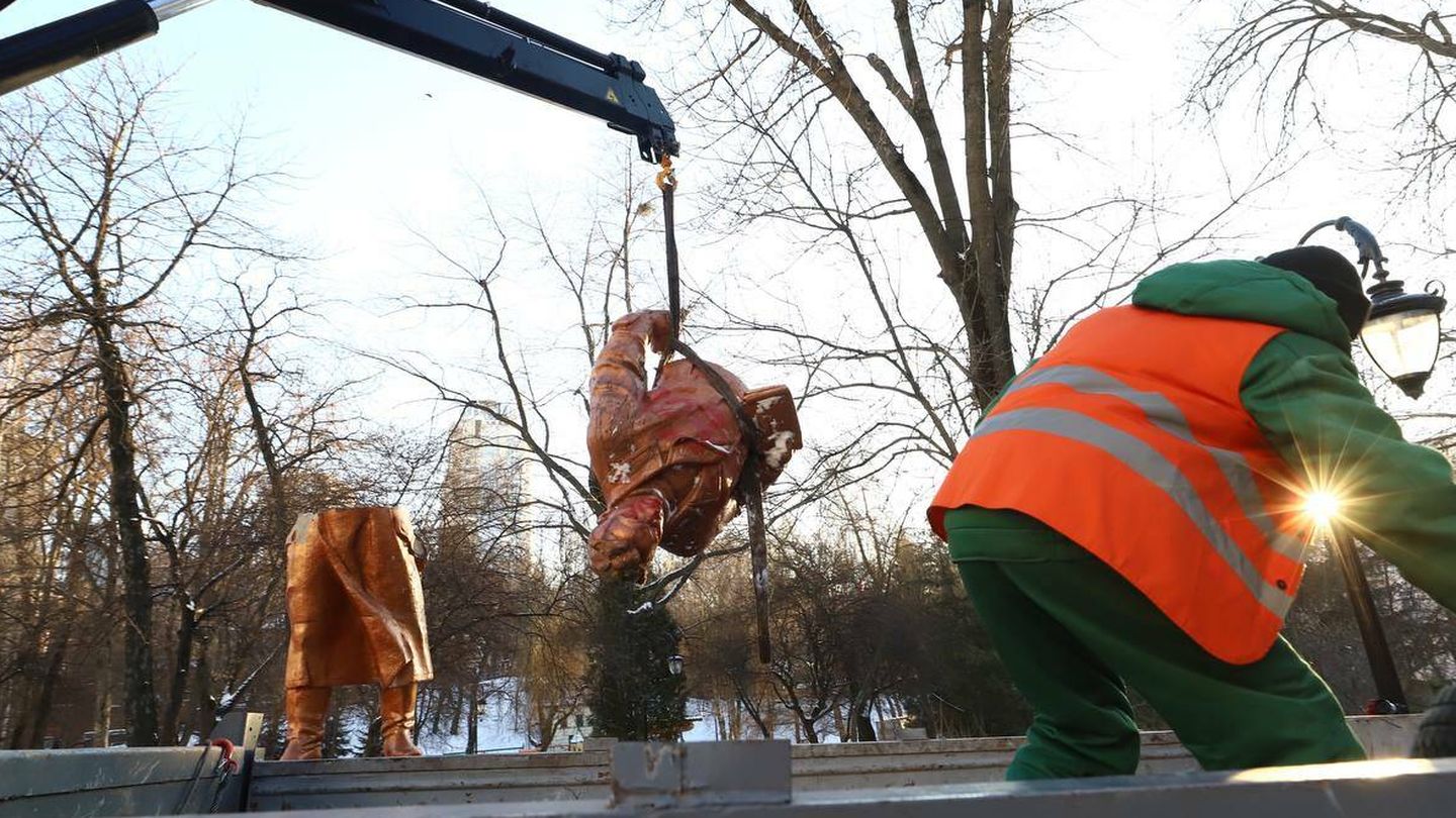 Demolición del monumento al piloto soviético Valery Chkalov en Kiev el 8 de febrero. Nacido en Rusia, durante su vida Chkalov no tuvo ninguna conexión con Ucrania. Foto: Administración Municipal de Kiev