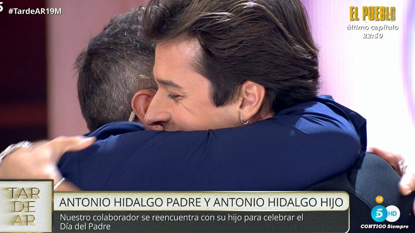 La sorpresa a Antonio Hidalgo en 'TardeAR'. (Telecinco)
