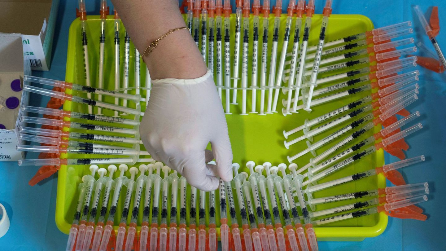 Una enfermera del Servicio Murciano de Salud prepara jeringuillas con dosis de la vacuna contra el covid-19. (EFE)