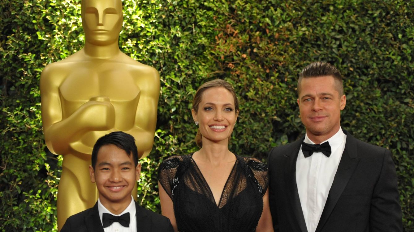 Foto: Angelina Jolie y Brad Pitt junto a su hijo Maddox en noviembre de 2013 (Gtres)