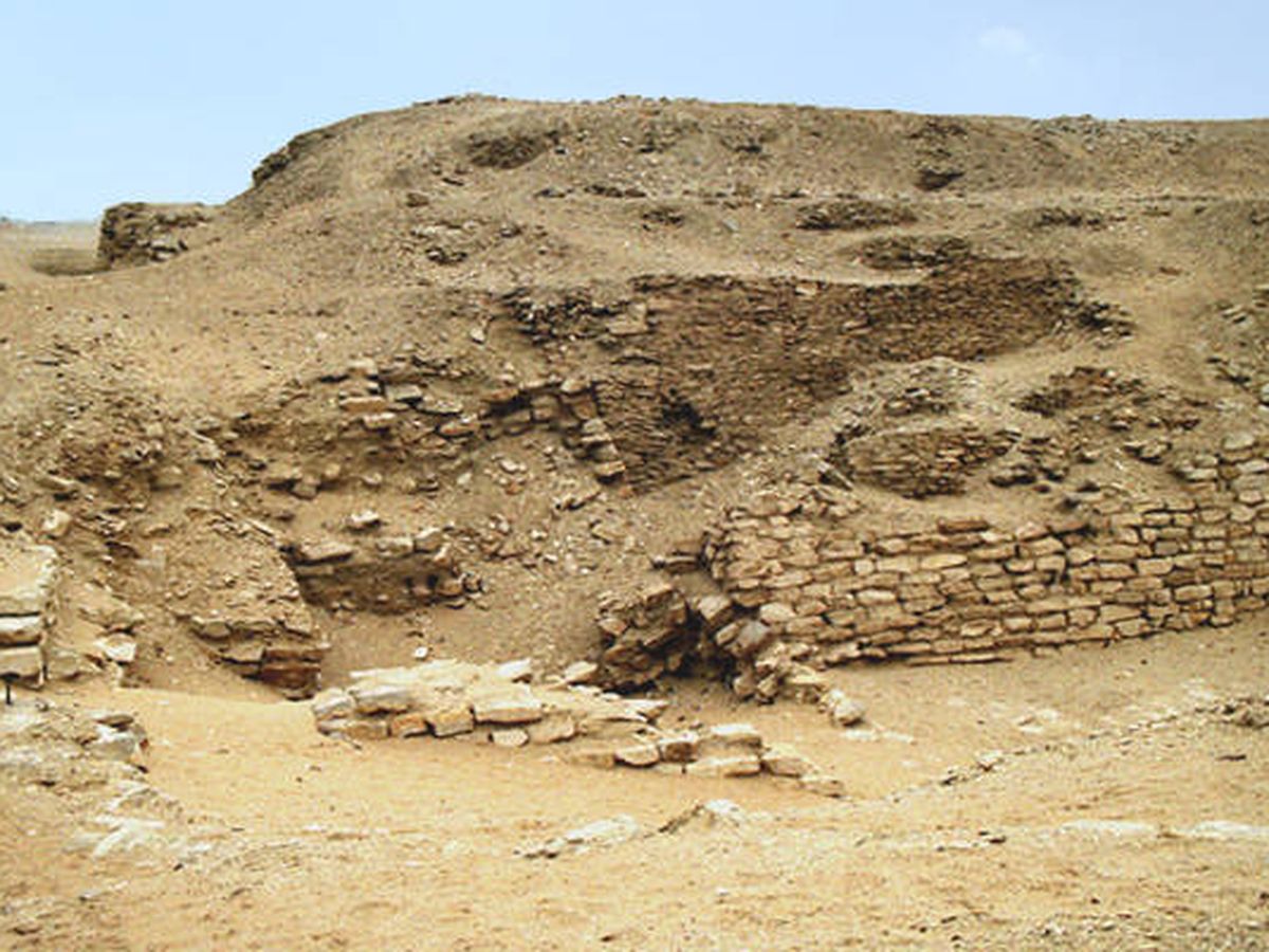 Foto: Los restos de la 'pirámide sepultada' de Sekhemkhet. (CC/Wikimedia Commons)
