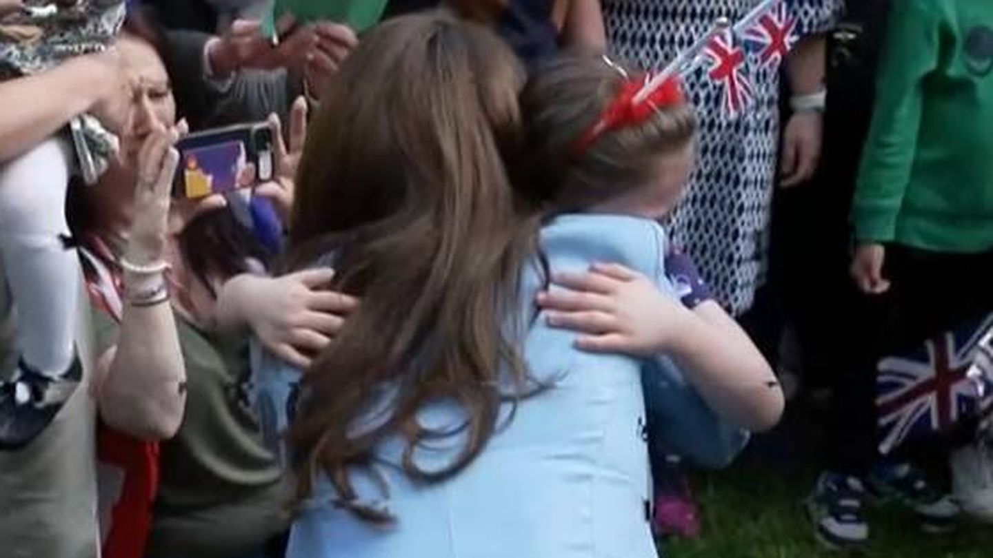 Kate, abrazando a una niña. (BBC News)