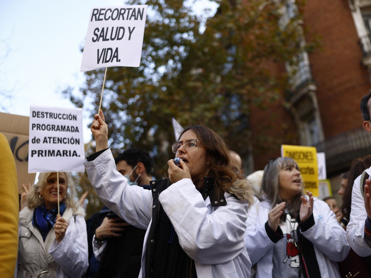 Foto: Imagen de archivo de una protesta de médicos en Madrid, comunidad en la que antes estalló el conflicto sanitario y que ahora se está extendiendo a otras regiones. (EFE/Rodrigo Jiménez)