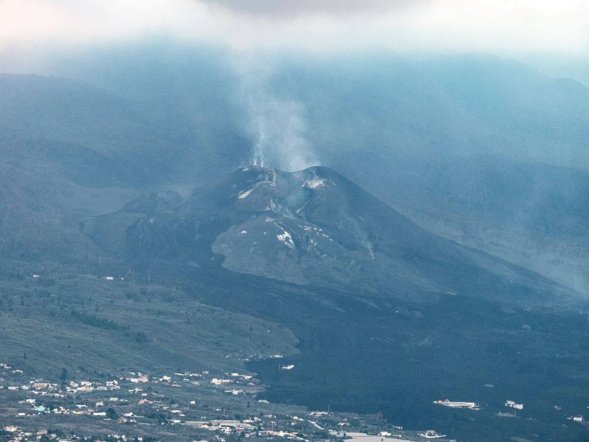Foto: La Palma ha amanecido este viernes sin rastro en su subsuelo de tremor volcánico. (Miguel Calero/EFE)