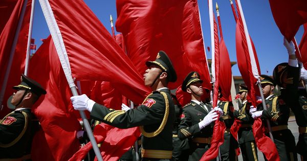Foto: Guardias de honor se preparan para una visita oficial en Pekín, el 13 de mayo de 2017. (EFE)