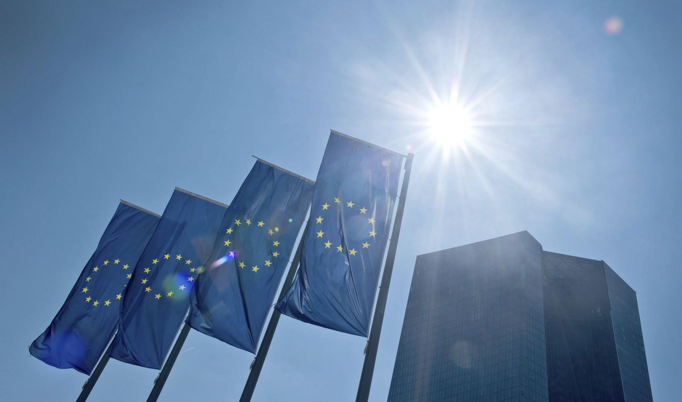 Banderas europeas ondean junto a la sede del Banco Central Europeo (BCE) en Fráncfort (Alemania). (EFE)