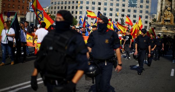 Foto: Varios agentes de los Mossos d'Esquadra supervisan una manifestación de ultraderecha en Cataluña. (Reuters)