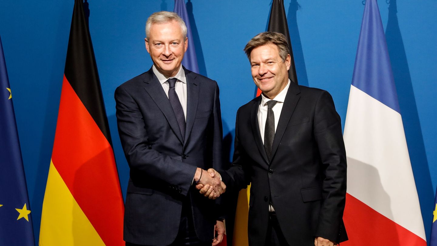 Bruno Le Maire, ministro de Finanzas galo, junto al vicecanciller alemán, Robert Habeck. (EFE)