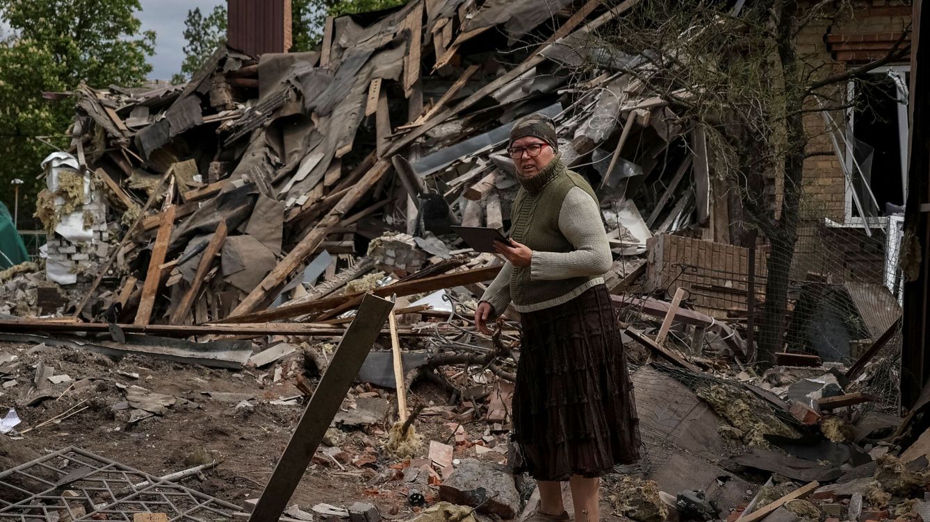Foto: Una mujer tras un bombardeo en Sloviansk, en la región de Donetsk. (Reuters/Sofiia Gatilova)