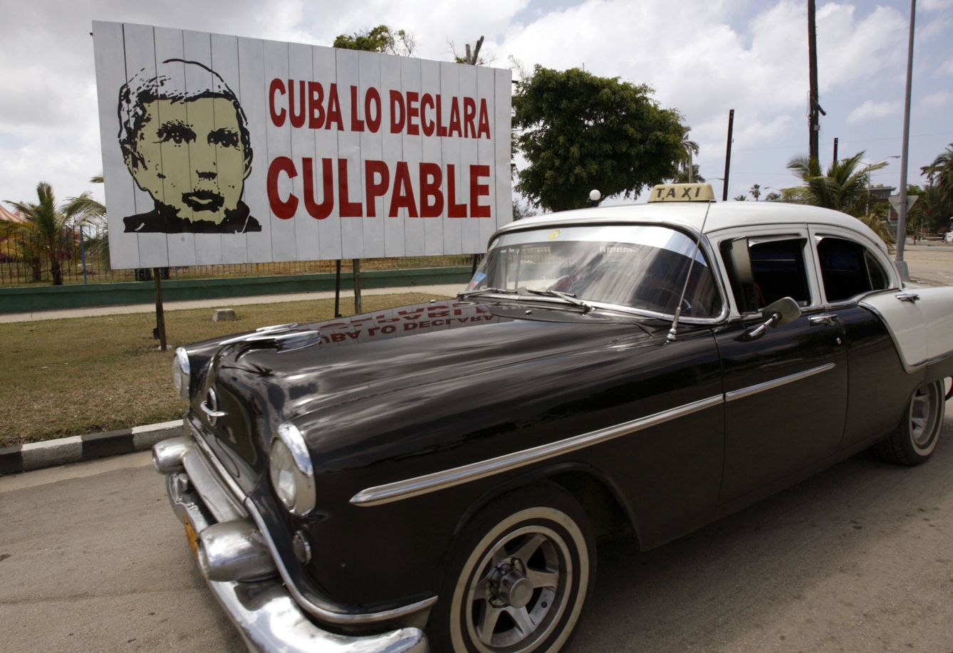 Cartel contra Posada Carriles en La Habana, en 2007. (Reuters)