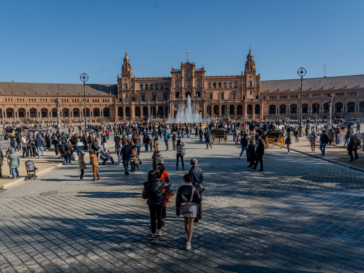 Foto: Turistas en la plaza de España, en Sevilla. (Europa Press/Eduardo Briones)