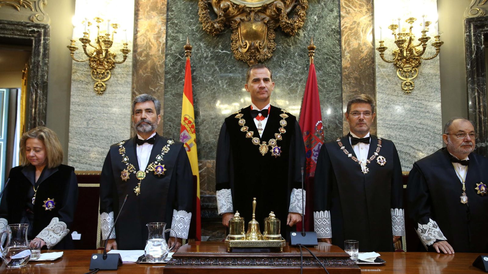 Foto: Felipe VI acompañado por el presidente del Tribunal Supremo y del CGPJ, Carlos Lesmes (2i), durante la ceremonia de apertura del Año Judicial. (EFE)