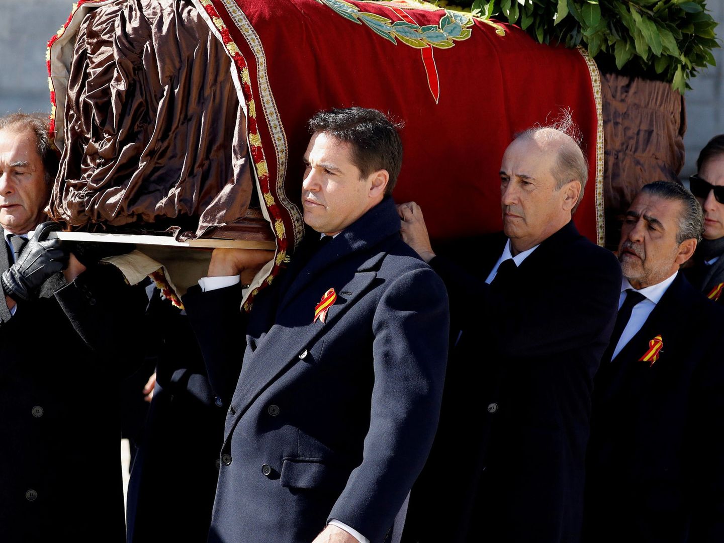 Jose Cristóbal Martínez-Bordiú, Luis Alfonso de Borbón Martínez-Bordiú, Francis Franco y Jaime Martínez-Bordiú, en el Valle de los Caídos. (Reuters)