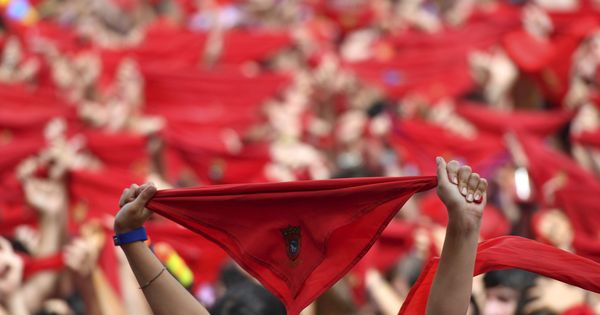 Foto: Cientos de personas festejan en la Plaza del Castillo de Pamplona, con sus pañuelos rojos alzados, el inicio de las fiestas de San Fermín 2017. (EFE)
