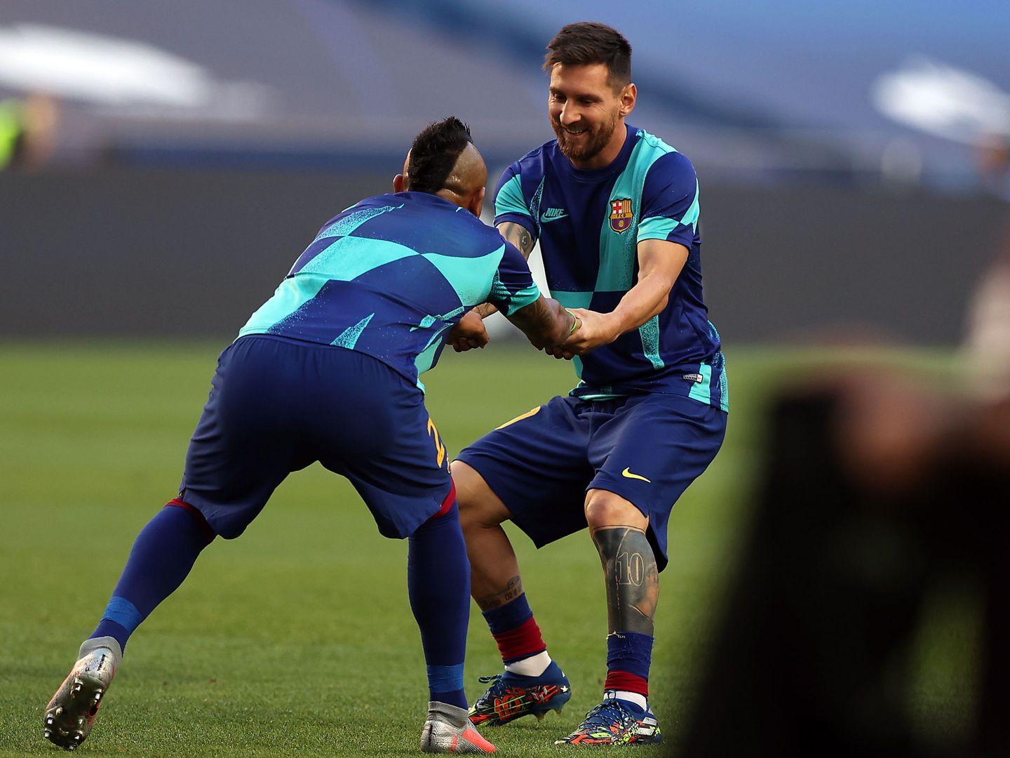 Messi y Arturo Vidal. (Reuters)