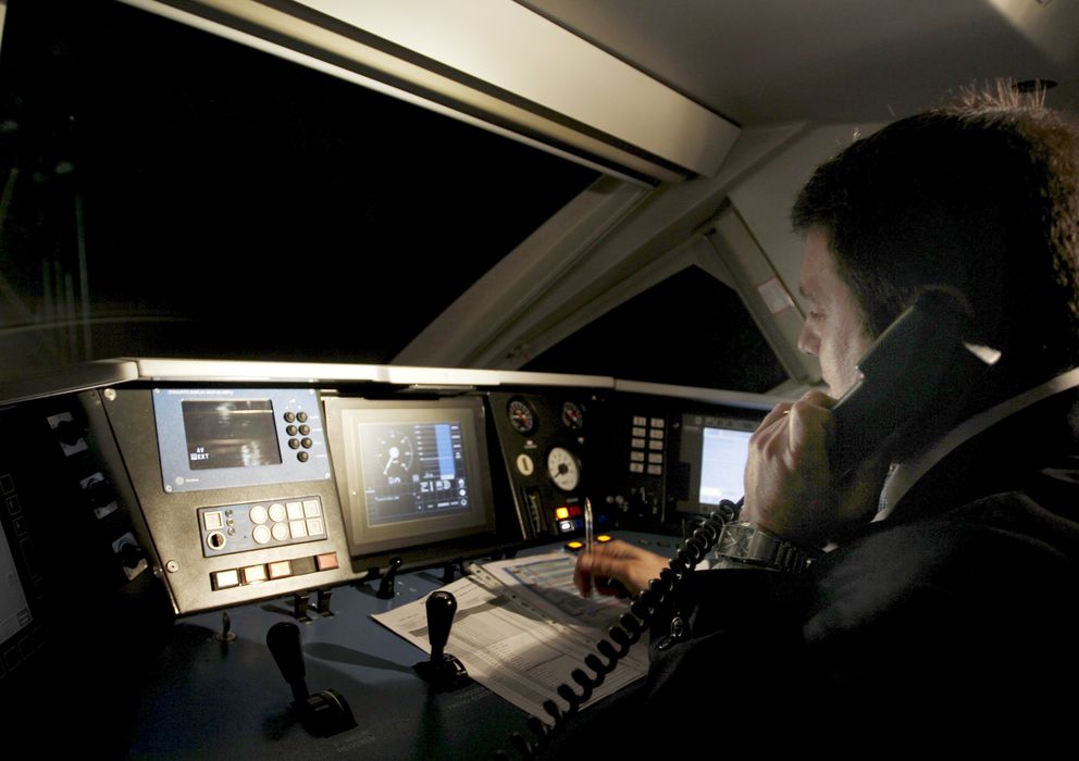 Foto: Un maquinista del AVE Valencia-Madrid habla por teléfono con el centro de operaciones. (EFE)