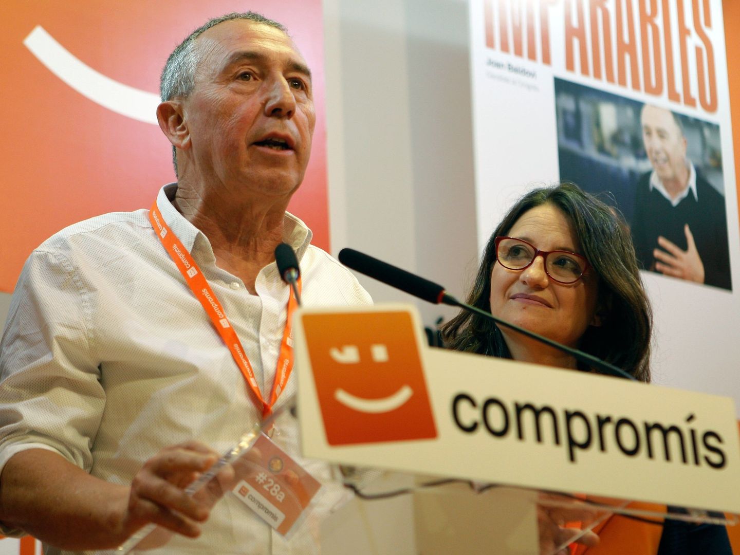 Joan Baldoví, con Mónica Oltra, en la valoración de resultados. (EFE)