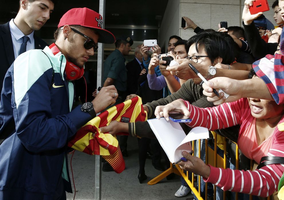 Foto: Neymar firma autógrafos en el aeropuerto de Pamplona (Efe).