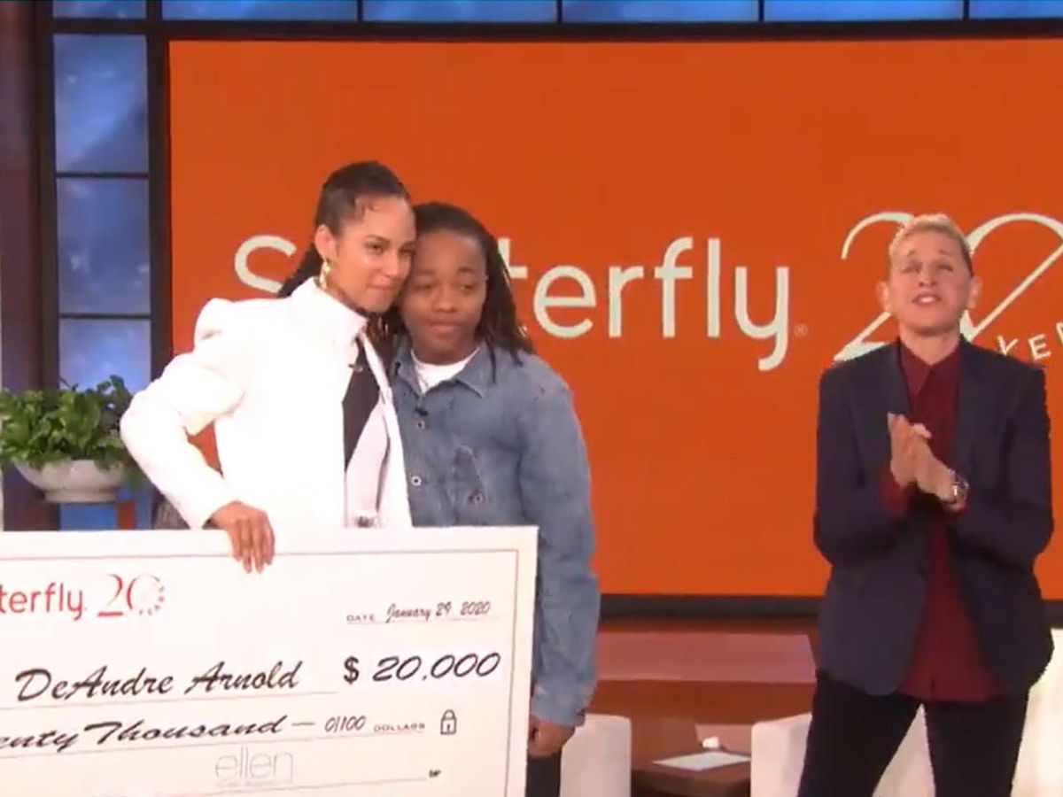 Foto: Alicia Keys, Ellen DeGeneres y DeAndre, en el momento de regalarle 20.000 dólares para sus estudios (Foto: Twitter)