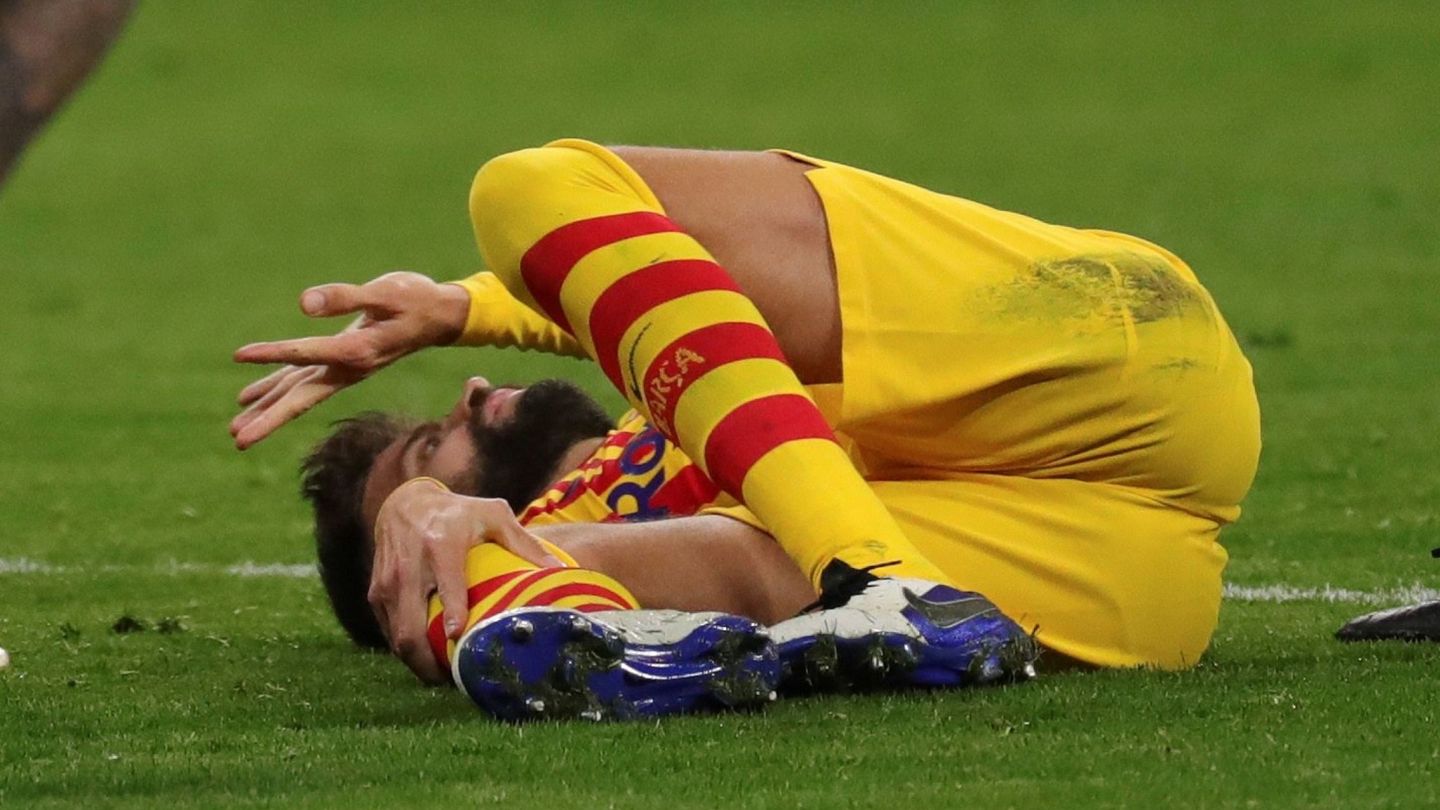 Gerard Piqué, en el suelo tras una jugada. (EFE)