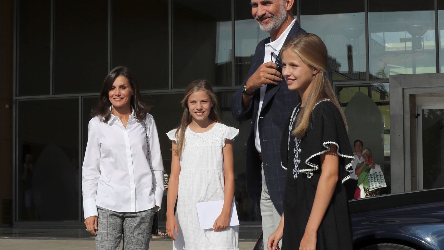 Los reyes Felipe y Letizia, junto a sus hijas. (EFE)