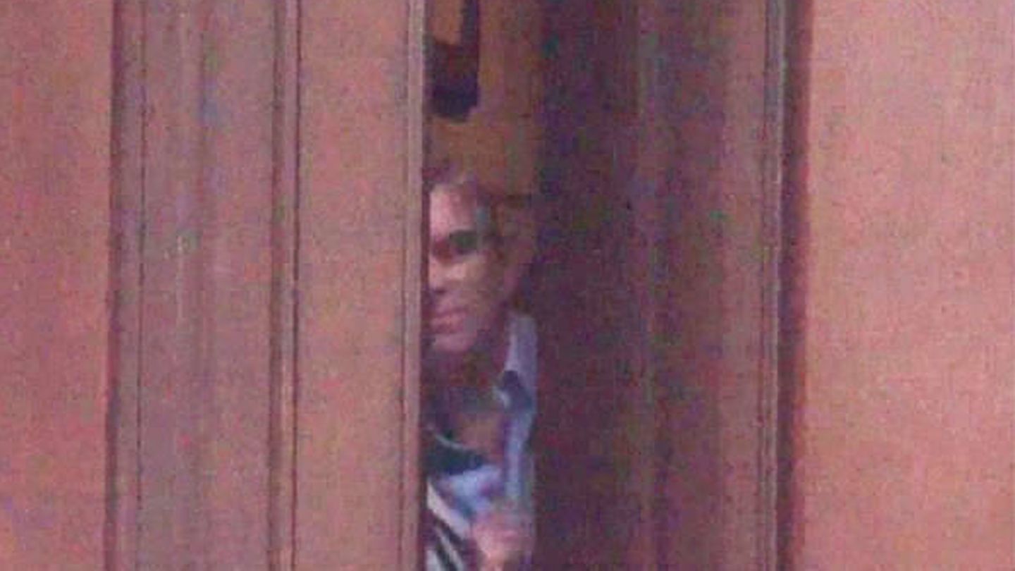 Captura de vídeo en la que se ve al príncipe Andrés en casa de Epstein. (Daily Mail)
